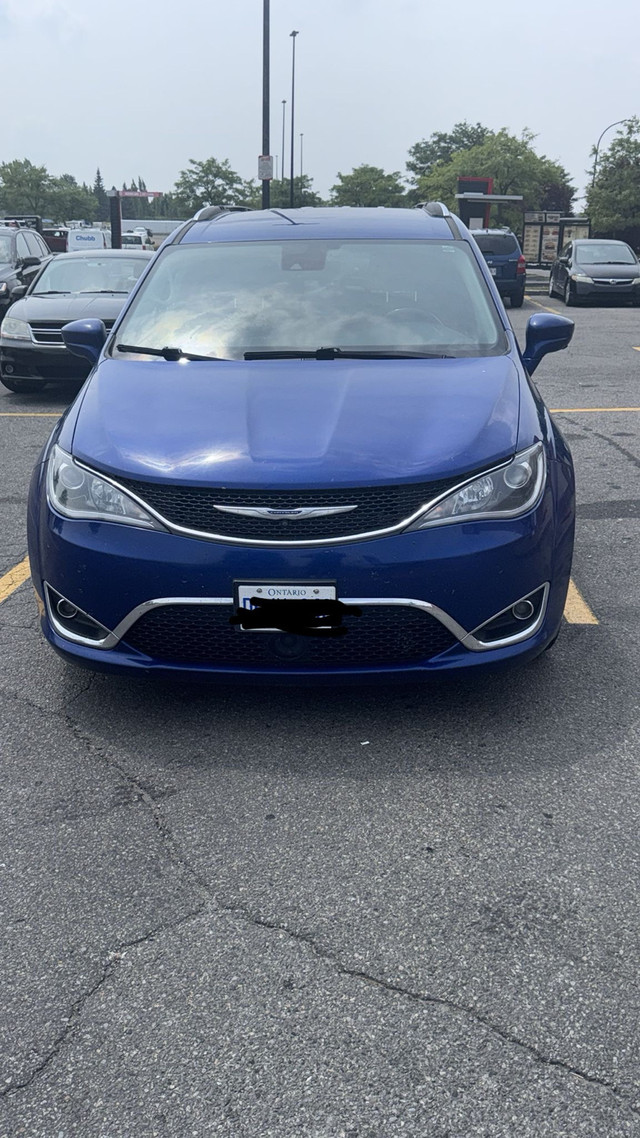 2019 Chrysler Pacifica hybrid in Cars & Trucks in Ottawa