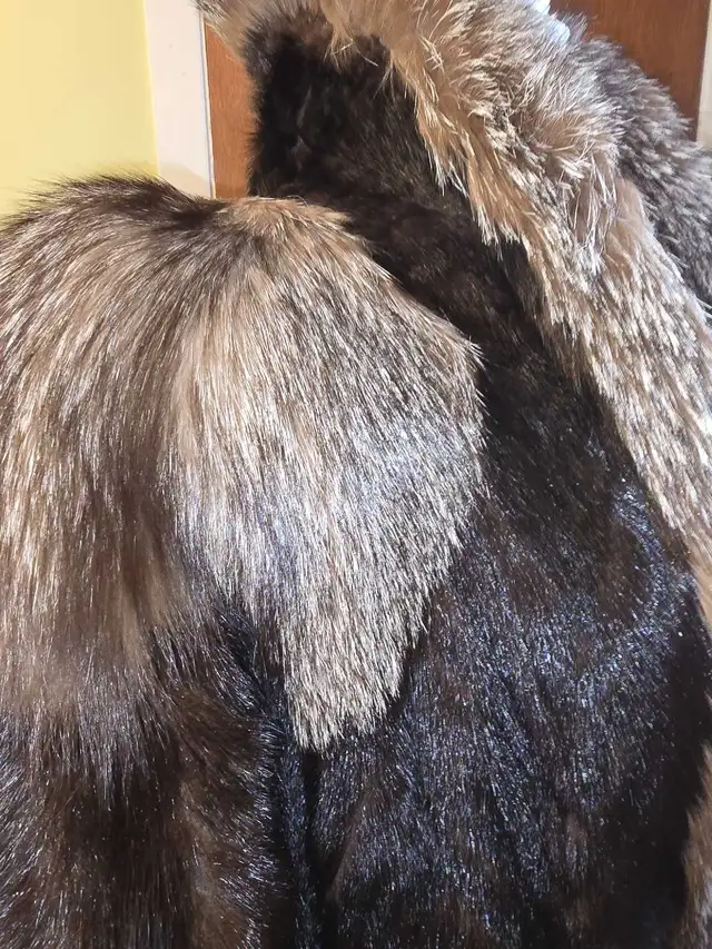 MANTEAU DE VISON RENARD in Women's - Tops & Outerwear in Granby - Image 3