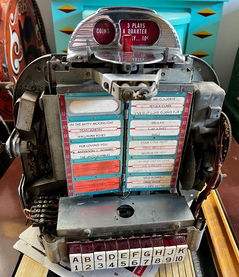 Vintage coinoperated Seeburg 3W1 wallbox, jukebox, early 50’s Arts