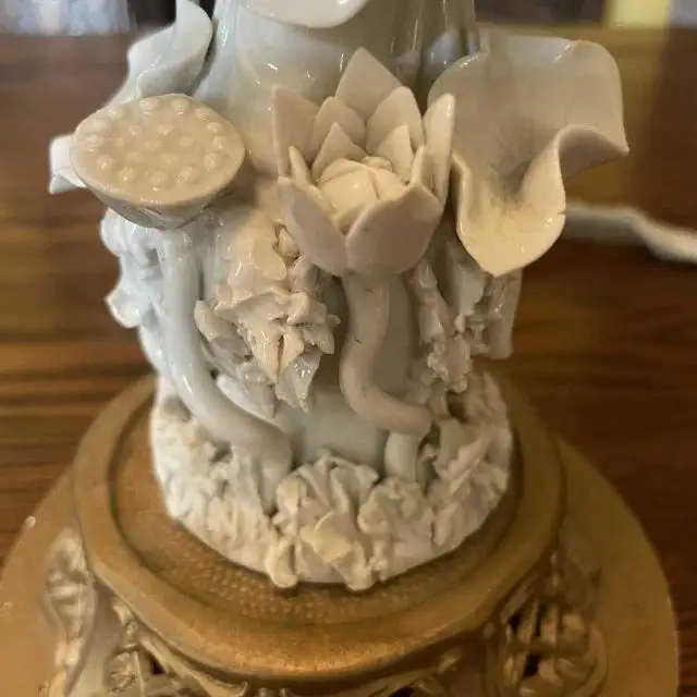 Antique Guan Yin Porcelain Table Lamp in Indoor Lighting & Fans in City of Montréal - Image 7