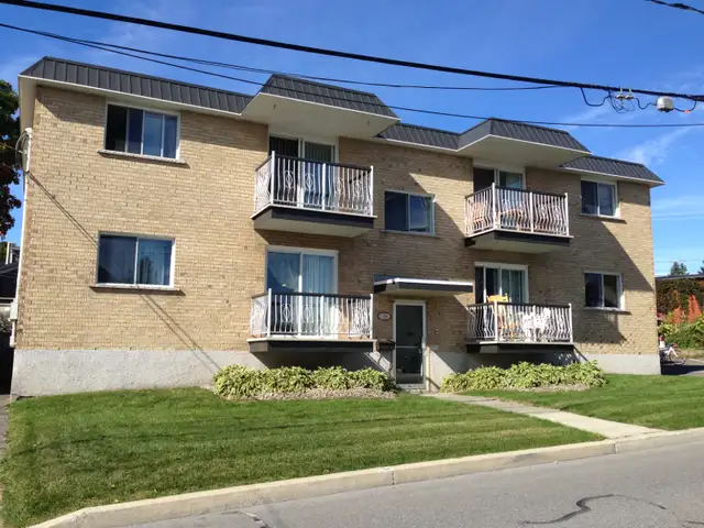 4.5 pour 55 ans et  , tout près du lac Boivin à Granby