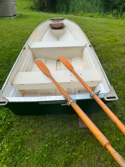 Chaloupe 12 pieds avec rames et possibilité de deux moteurs 6hp Evinrude.