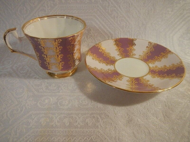 Elizabethan tea cup and saucer fine bone china England from 40's dans Art et objets de collection  à Ville de Montréal - Image 4