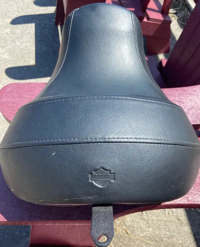 2011 Harley Dyna reduced reach seat in Motorcycle Parts & Accessories in Hamilton - Image 2