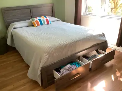 Lit Queen en très bonne état , tête de lit 60 pouces , matelas bordure grise type Raider, achat chez...