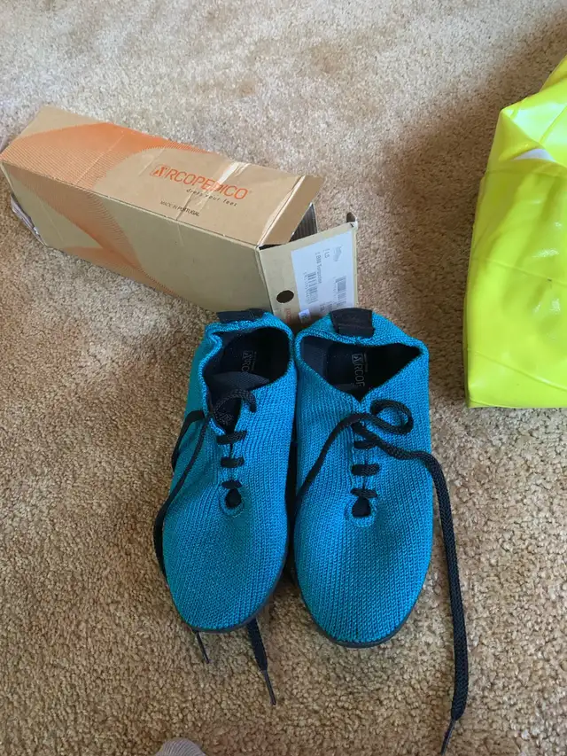 Walking Shoes in Women's - Shoes in Oshawa / Durham Region - Image 2