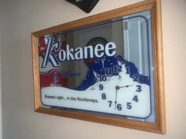 Vintage Kokanee beer bar mirror clock sign Mint condition in Arts & Collectibles in Calgary - Image 3