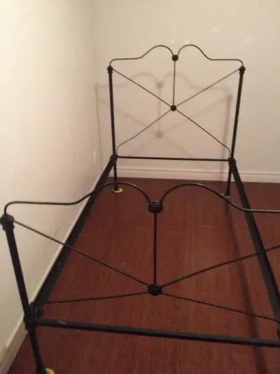 ROD IRON BED WITH BOX SPRING AND SET OF SHEETS $210.00 CASH PLEASE..**************DOUBLE WOODEN BED...