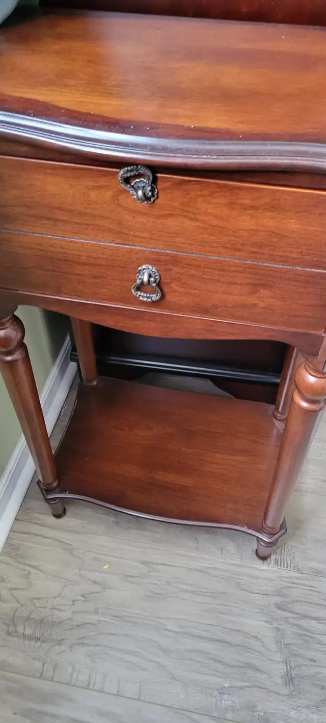 BOMBAY NIGHT STAND, SIDE TABLE IN BEAUTIFUL CONDITION in Dressers & Wardrobes in Mississauga / Peel Region - Image 5