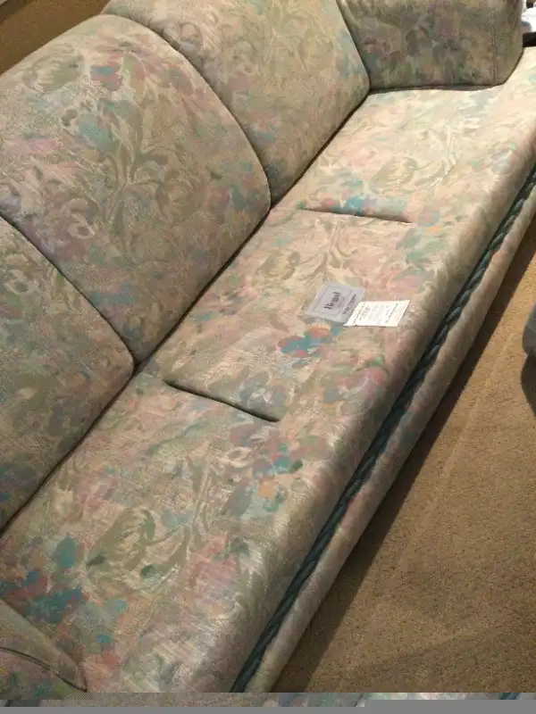 Beautiful Classic Sklar Peppler Sofa in Couches & Futons in Penticton - Image 7