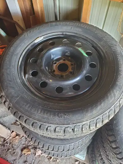 Pneus d'hiver Nokian Nordman North 9 Suv 245/60/18 , utilisé 1 hiver ( usure à 10/32), monté sur jan...
