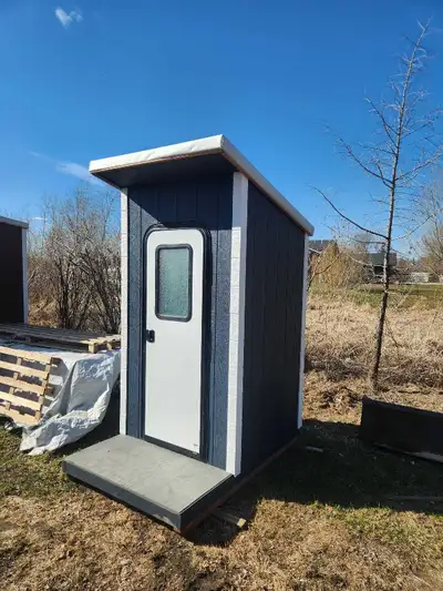 Selling a 4x6 outhouse Lp smartside siding EPDM Rubber roof Roof vent 2x4 floor Vinyl flooring Sits...