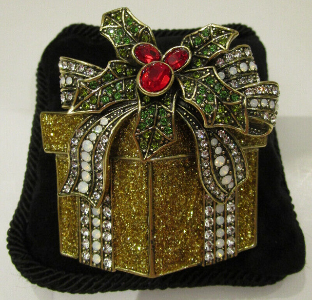 NEW IN BOX, HEIDI DAUS "PRETTY PACKAGE" CRYSTAL XMAS PIN in Arts & Collectibles in Hamilton - Image 3