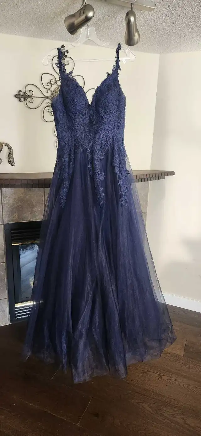 Beautiful Oksana grad dress. Size 4-6. in Women's - Dresses & Skirts in Calgary - Image 2