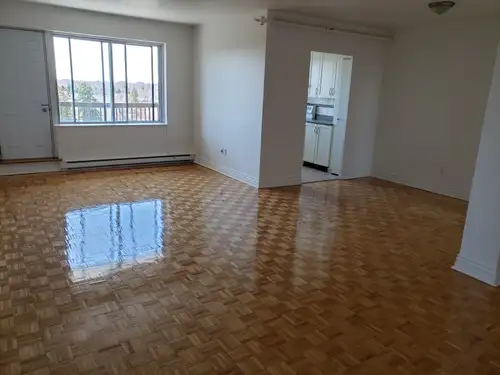 Très beau 3½, spacieux, très belle vue et très ensoleillé disponible le 1er septembre 2025. Cameras...