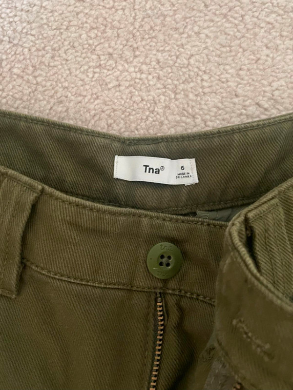 Aritzia TNA Chambers Cargo Pant (Olive Green) - Size 6 in Women's - Bottoms in Brantford - Image 4