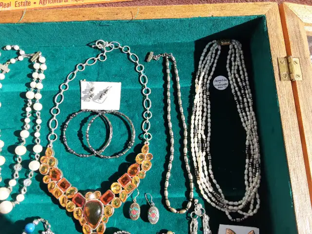 Vintage Jewelry Lot (Display Case not included) - $70 in Arts & Collectibles in Edmonton - Image 3