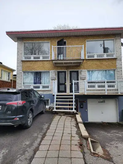 3 chambres à coucher ( grand 5 et demie, haut duplex) -Thermopompe/Air/Chauffage - Chauffage électri...