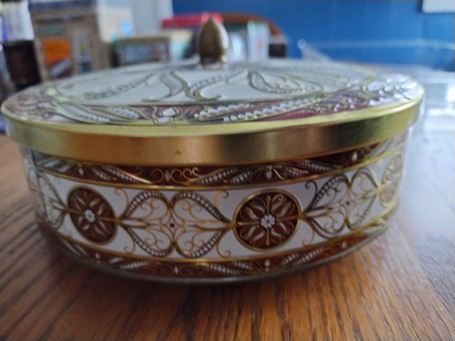 Vintage round tin dans Art et objets de collection  à Ville d’Edmonton - Image 3