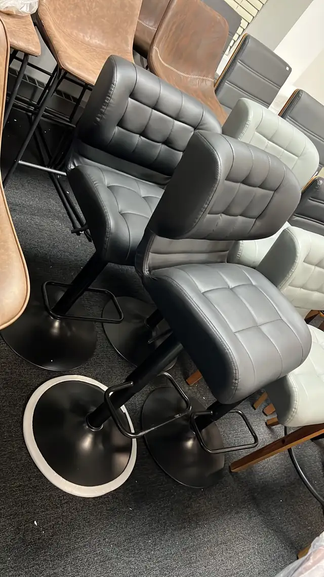 lots of bar stools in Chairs & Recliners in Markham / York Region - Image 6