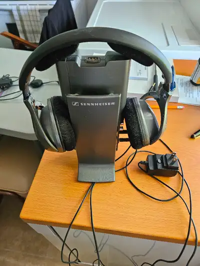 Casque Sennheiser sans fil, de première qualité rechageable sur sa tour lorsqu'il n'est pas utilisé....