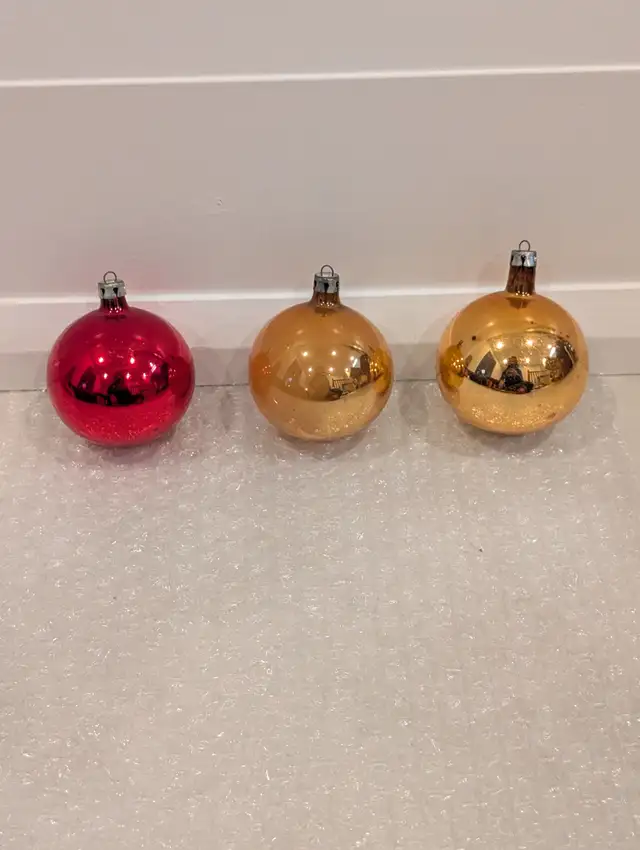 3 Red & Gold Vintage Polish Mercury Glass Round Ornament in Holiday, Event & Seasonal in Markham / York Region - Image 2