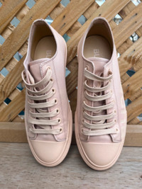 BURBERRY WOMANS SNEAKERS 8.5