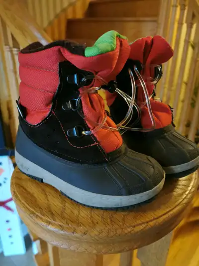 Pajar. Water proof. -40° temps. Size 8 toddler. Very good condition. Used by one kid.