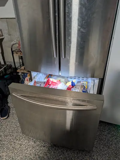Frigo à vendre, fonctionnant bien sauf pour les trottoirs qui sont un peu abîmés.100$ pour une vente...