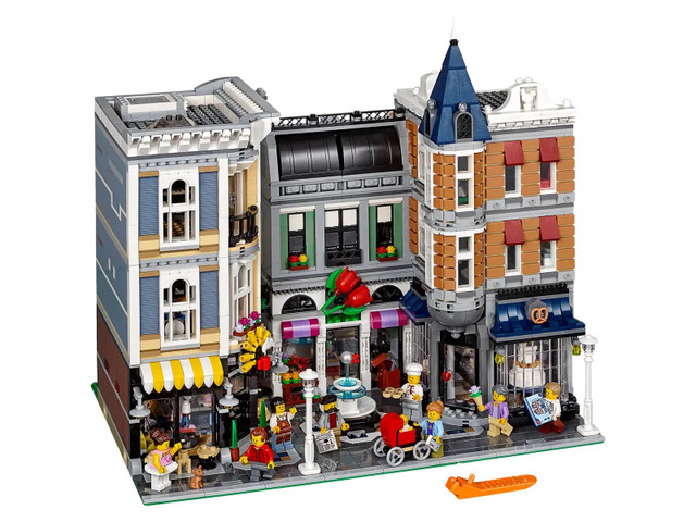 LEGO CREATOR EXPERT 10255 ASSEMBLY SQUARE NEW FACTORY SEALED BOX in Toys & Games in Edmonton - Image 4