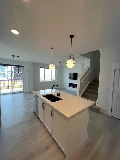 Great home for rent 1640 sqf, 2 min walking to Lake Chestermere