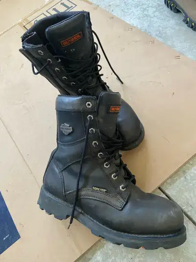 Black leather. HD insignia. Size 10 1/2