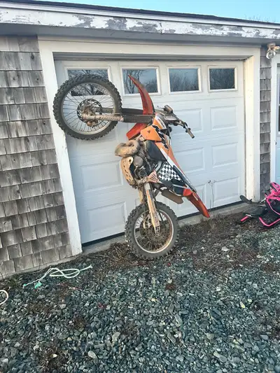 1999 ktm 200 exc good parts bike or if you want to fix it needs a bottom end. Clutch was recently re...