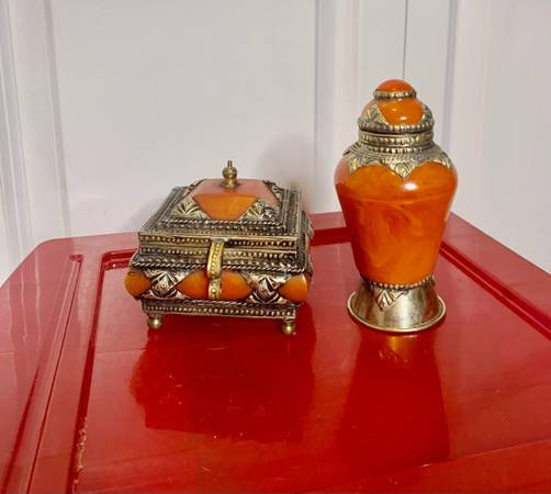 Beautiful Vtg Jewelry Box Rare in Arts & Collectibles in Burnaby/New Westminster