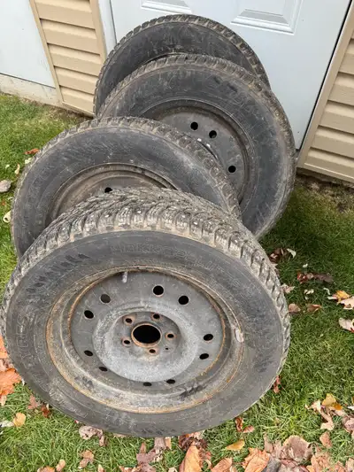 Pneu Nokian Hakkapelliitta 9 cloutées année de fabrication 2020 Jantes qui étais sur un Kia Optima 2...