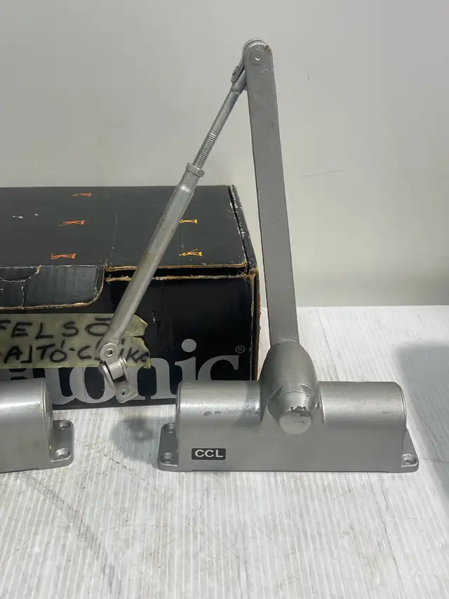 Etonic Door Closers in Windows, Doors & Trim in City of Montréal - Image 5