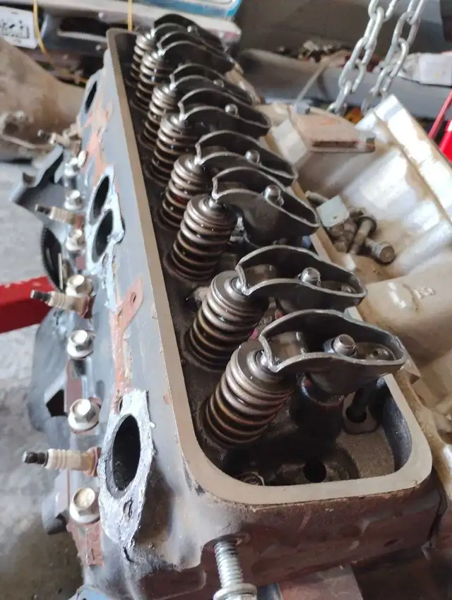 SBC vortex heada and intake manifold in Engine & Engine Parts in Lethbridge - Image 3