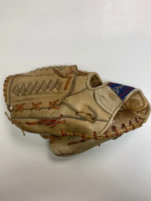 VINTAGE BOBBY MURCER YANKEES SPALDING LHT BASEBALL GLOVE 42-336 in Hobbies & Crafts in Oakville / Halton Region - Image 2