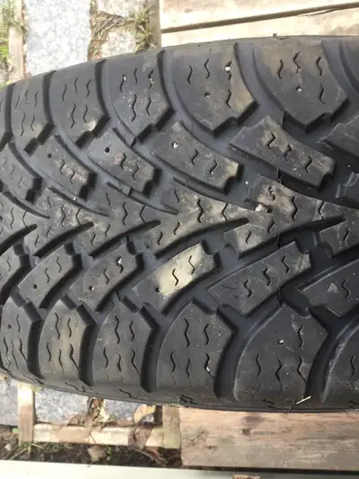 4 Pneus d’hiver Goodyear 215/65R16 Presque neuf 400$ pour l’ensemble Négociable