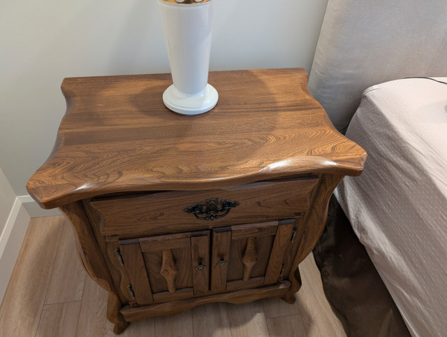 Commode et Tables de Chevet en Bois d'Orme dans Commodes et armoires  à Ville de Québec - Image 3