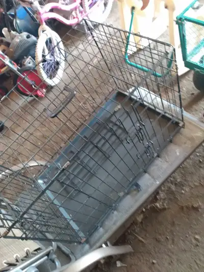 CAGE EN MÉTAL 30 PCS DE LONG 21 HAUT 19 DE LARGE 40$ BON ÉTAT, View more