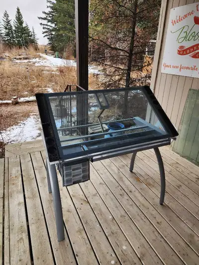 Glass drafting board Brand new. This board at Swinton art supply in Calgary retails at $630.00. Virt...