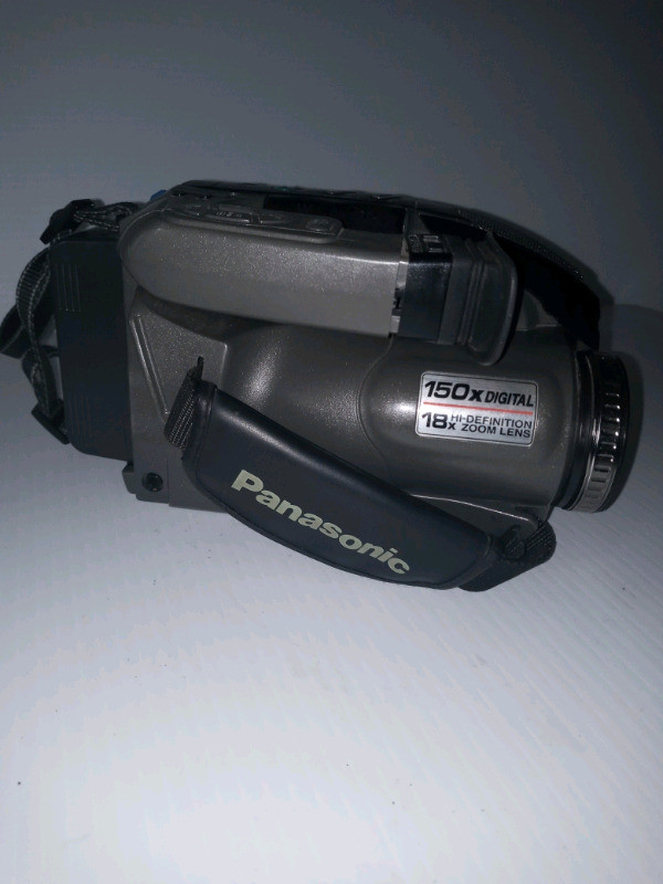 Panasonic PV- L557D-K Palnsight Palmcorder VHS-C Player Transfer dans Autre  à Ville de Montréal - Image 4