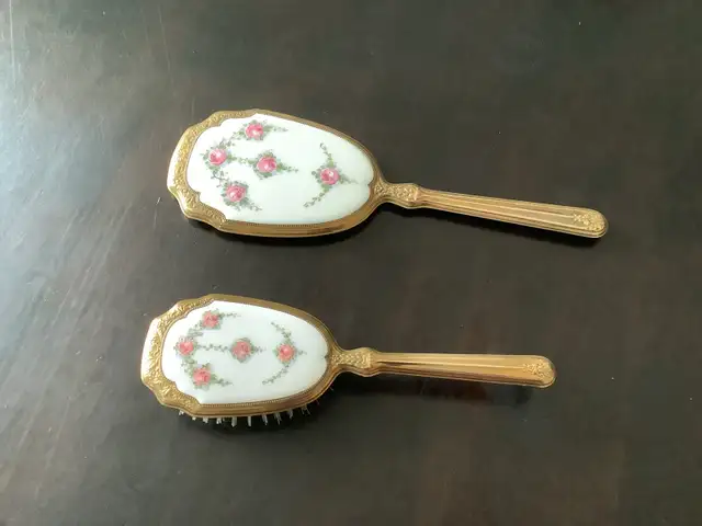 Accessoires  de vanité (vintage)  miroir et brosse. in Home Décor & Accents in Laval / North Shore - Image 3