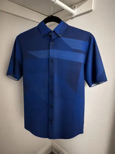 Men’s Blue Short-Sleeve Button-Up Shirt (Small), View more