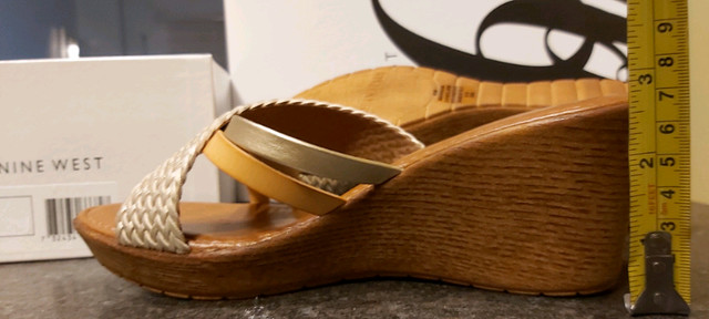 Nine west Sandals a talon wedge en cuire n champagne beige  dans Femmes - Chaussures  à Ville de Montréal - Image 2