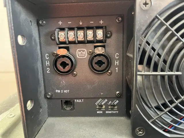 Crown CE2000 Power amplifier in VG condition in Pro Audio & Recording Equipment in London - Image 4
