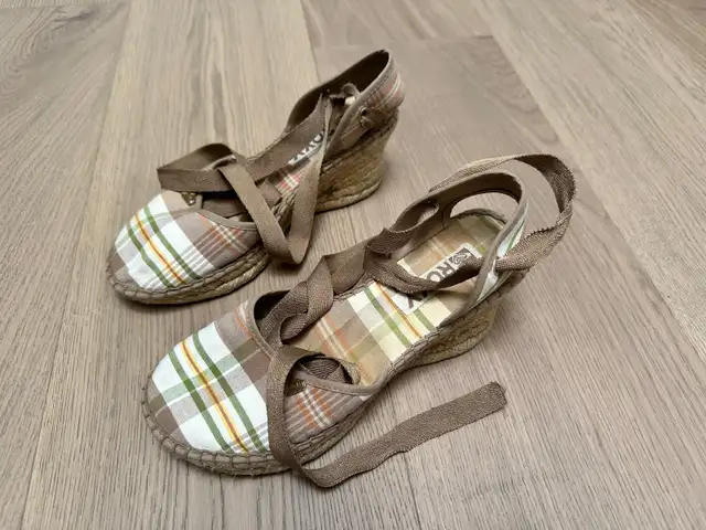 Women’s size 6 Roxy shoes in Women's - Shoes in City of Toronto - Image 2