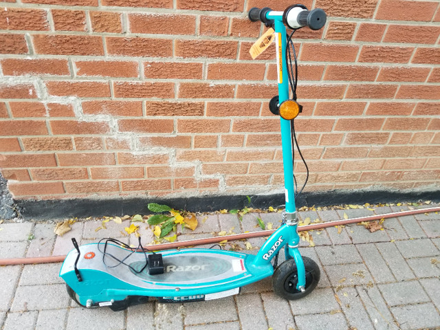RAZOR E200 electric scooter w charger - good working  condition! in eBike in City of Toronto - Image 2