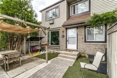 Master Bedroom for rent in shared townhouse $950 - Close to UoG!